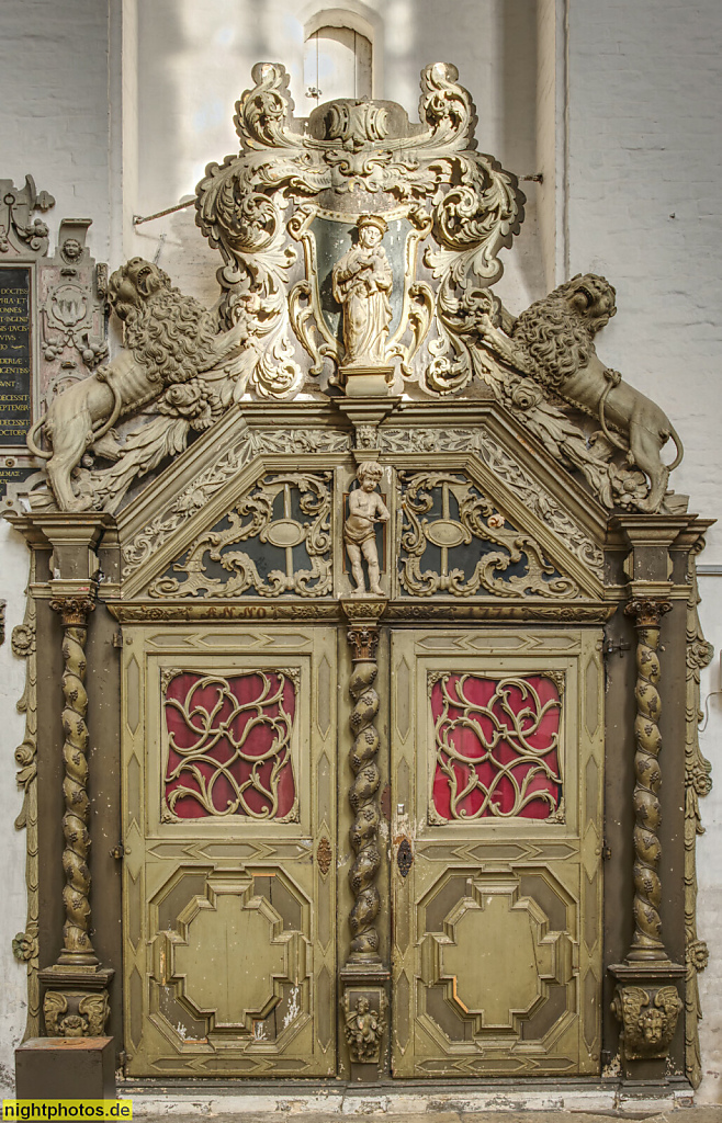 Rostock Evangelische Marienkirche erbaut ab 1290-1454. Dreischiffige Basilika. Beichtstuhl mit ornamentaler und figuraler Schnitzkunst. Salomonische Säulen