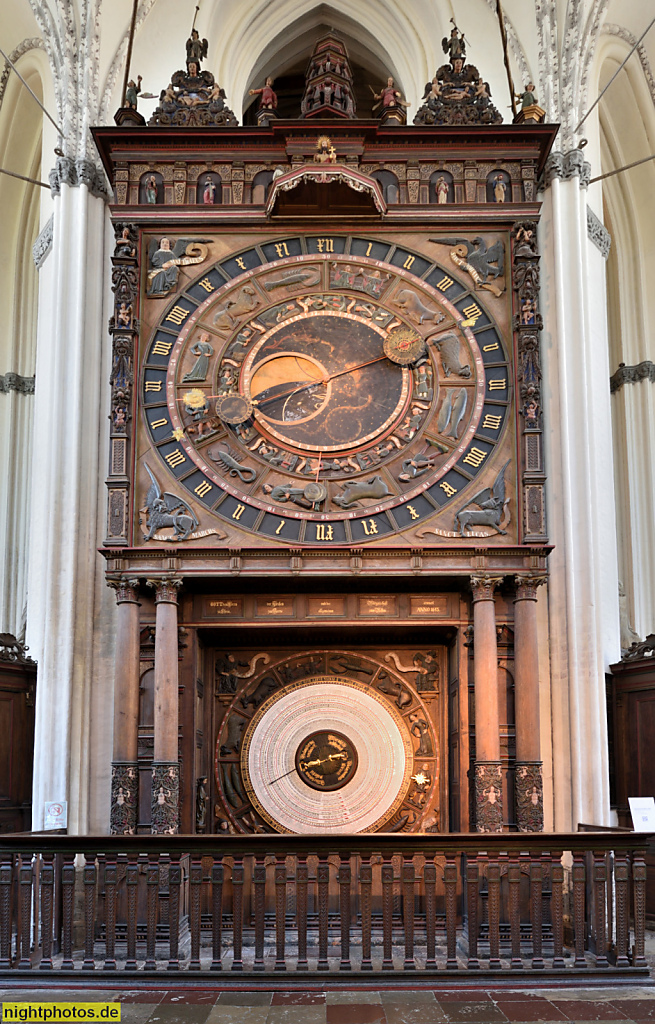 Rostock Evangelische Marienkirche erbaut ab 1290-1454. Astronomische Uhr. Erstbau 1379 von Uhrmacher Nikolaus Lilienfeld. 1472 erneuert von Hans Düringer. 1974-1977 Gesamtüberholung von Metallrestaurator Wolfgang Gummelt