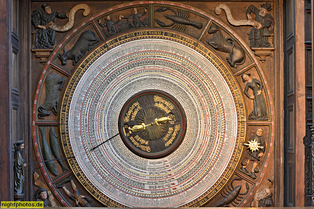 Rostock Evangelische Marienkirche erbaut ab 1290-1454. Astronomische Uhr. Erstbau 1379 von Uhrmacher Nikolaus Lilienfeld. 1472 erneuert von Hans Düringer. 1974-1977 Gesamtüberholung von Metallrestaurator Wolfgang Gummelt