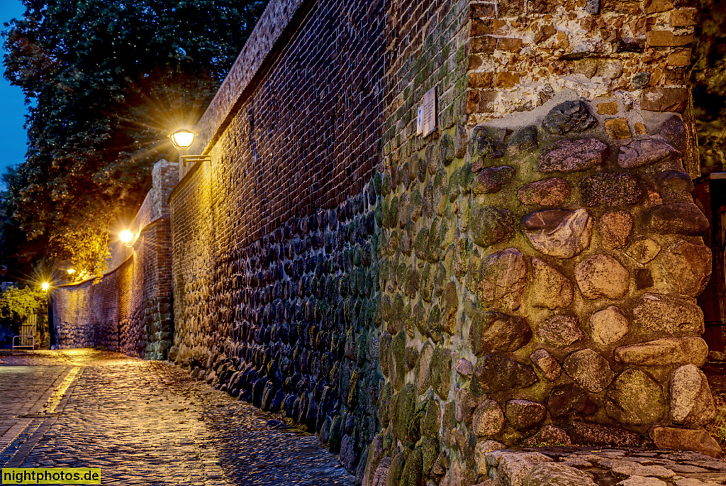 Rostock. Stadtmauer am Kröpeliner Tor als Teil der Wallanlagen. Systematischer Ausbau aus Feldsteinen ab 1265