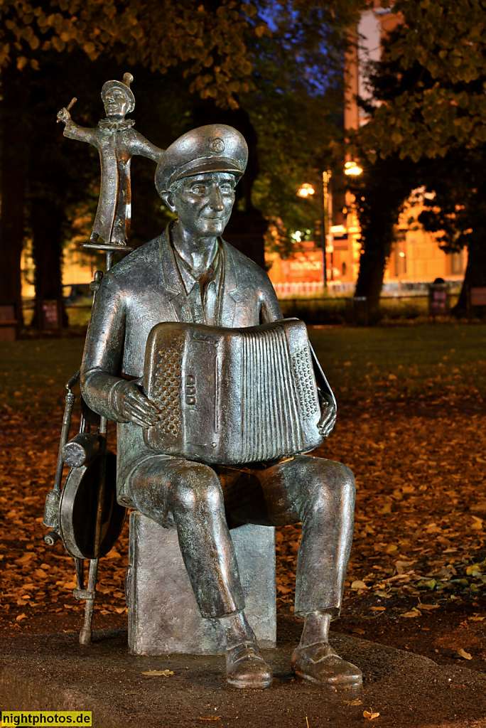 Rostock. Denkmal für Michael Tryanowski 'Spielmannopa' auf dem Universitätsplatz an der Kröpeliner Strasse. Erschaffen von Wolfgang Friedrich aus Bronze 2020