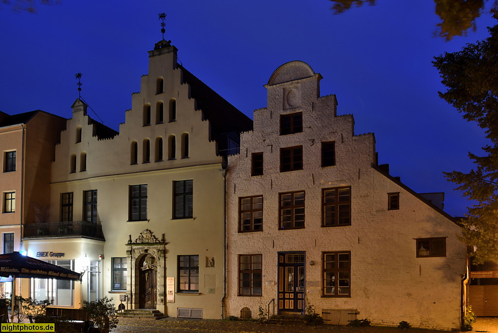 Rostock. Alte Münze. Doppelgiebelhaus erbaut um 1500 mit Renaissanceportal von 1620 und Barocktür von 1770. Am Ziegenmarkt 3 (links). Altes Kantorat. Giebelhaus Backsteinrohbau geschlämmt erbaut 16. Jahrhundert. Am Ziegenmarkt 2 (rechts)