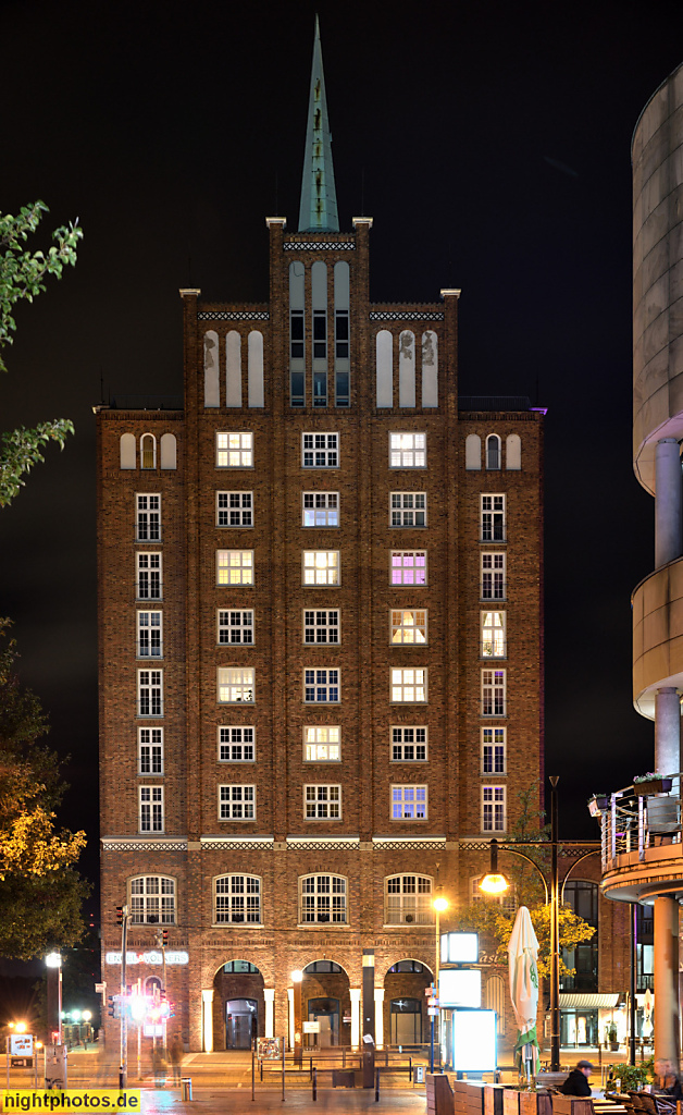 Rostock. Wohn- und Geschäftshaus. Giebelhaus in Backsteingotik. Ehemaliges Carl-Zeiss-Gebäude. Lange Strasse 9