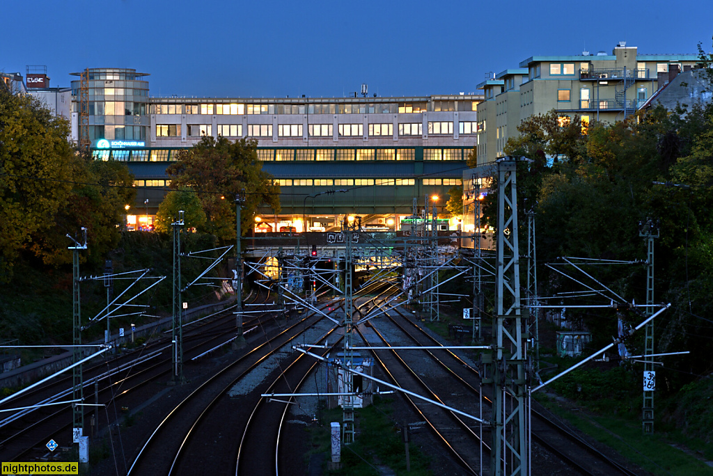 Berlin Prenzlauer Berg. S-Bahnhof Schönhauser Allee. Als Haltepunkt eröffnet 1879. Darüber Einkaufszentrum Schönhauser Allee Arcaden erbaut 1997-1999