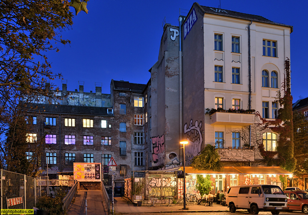 Berlin Prenzlauer Berg. Wohnhaus. Altbau Kopenhagener Strasse 16 Ecke Sonnenburger Strasse. Zugang zur Schönfliesser Brücke über die Ringbahn