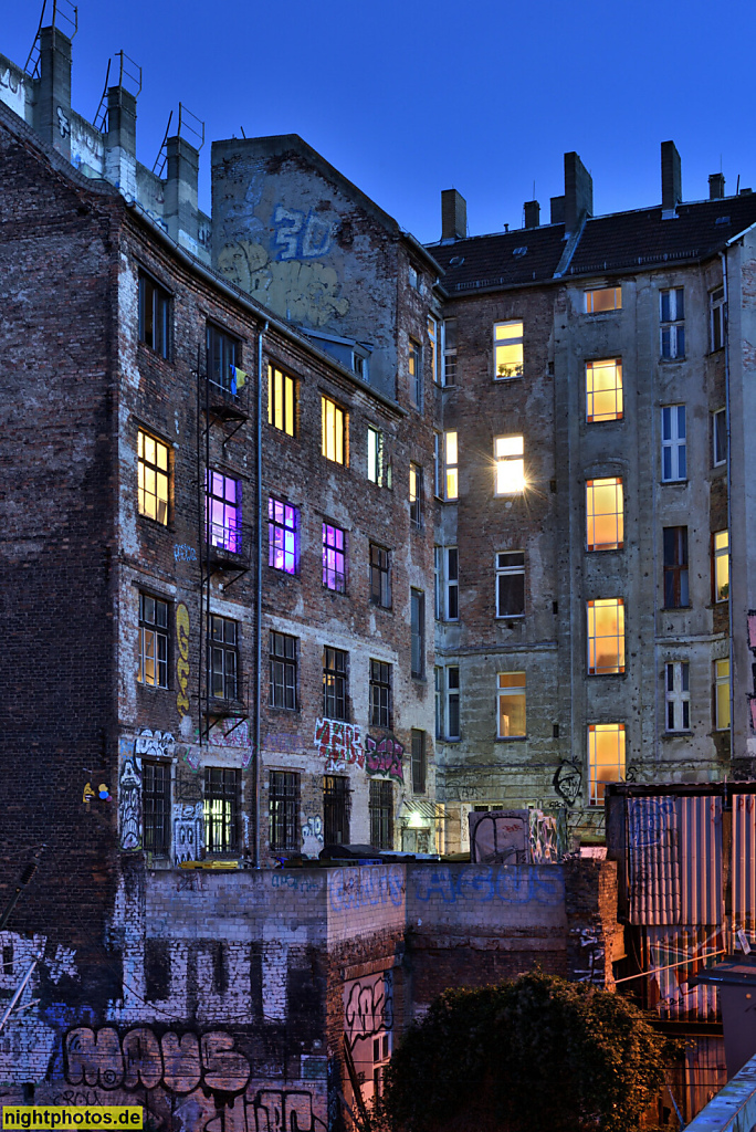 Berlin Prenzlauer Berg. Wohnhaus. Altbau Kopenhagener Strasse 16 Ecke Sonnenburger Strasse. Seitenflügel