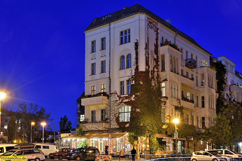 Berlin Prenzlauer Berg. Wohnhaus. Altbau Kopenhagener Strasse 16 Ecke Sonnenburger Strasse