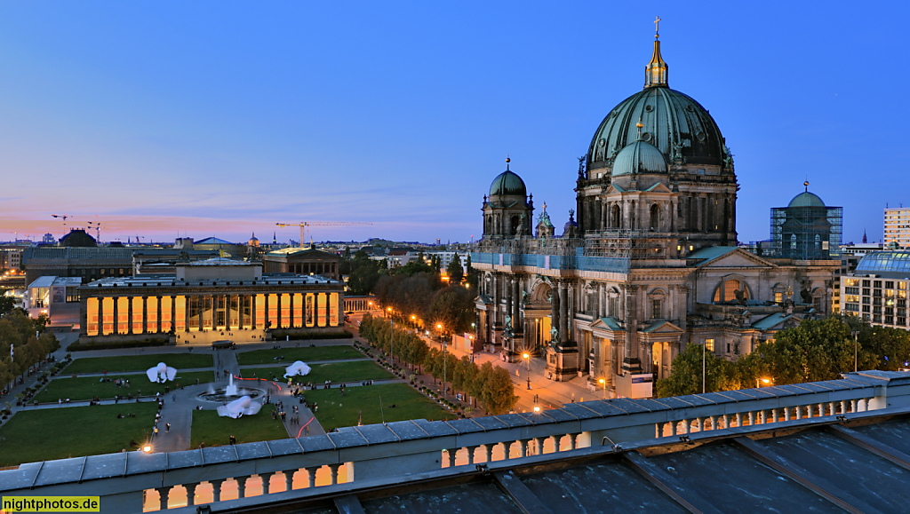 Berlin Mitte. Altes Museum erbaut 1825-1830 von Karl Friedrich Schinkel in Klassizismus und Berliner Dom erbaut 1894-1905 von Julius Raschdorff in Neobarock und Neorenaissance. Aussicht von Dachterrasse des Humboldt Forum