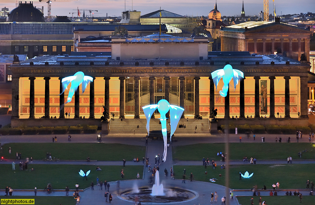 Berlin Mitte. Altes Museum mit Lustgarten erbaut 1825-1830 von Karl Friedrich Schinkel in Klassizismus. Aussicht von Dachterrasse des Humboldt Forum