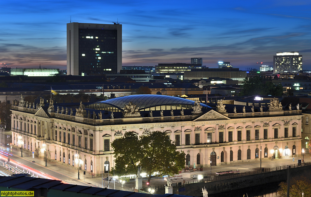 Berlin Mitte. Deutsches Historisches Museum DHM. Erbaut als Zeughaus 1695-1706 von Johann Arnold Nering, Martin Grünberg, Andreas Schlüter u Jean de Bodt im Stil des Barock am Spreekanal mit Schlossbrücke. Aussicht von Dachterrasse des Humboldt Forum