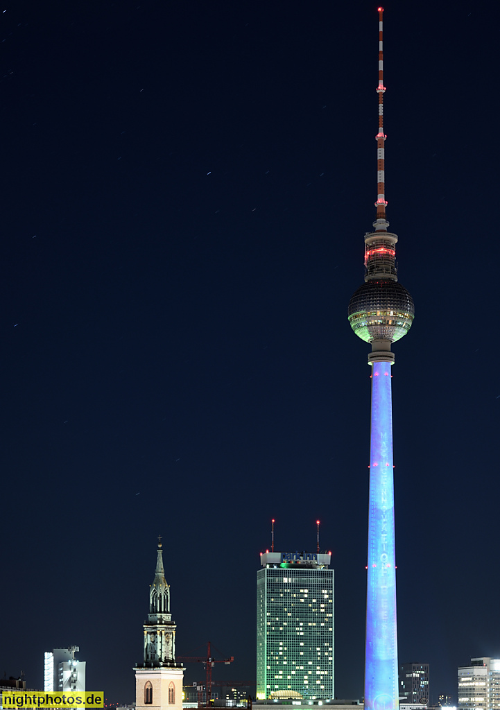Berlin Mitte. Skyline Alexanderplatz mit Marienkirche, Hotel Park Inn und Fernsehturm. Aussicht von Dachterrasse des Humboldt Forum