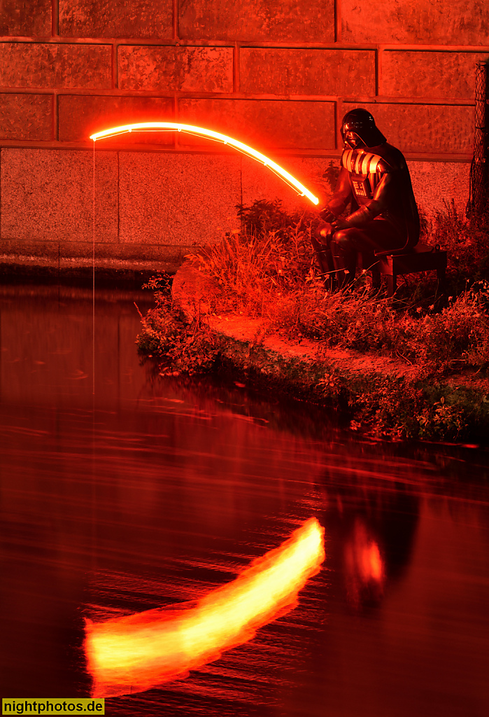 Berlin Mitte. Lichtinstallation mit Fantasy-Figur 'Darth Vader' als Angler mit Lichtangel an der Mauer vom Stadtschloss neben der Schleusenbrücke