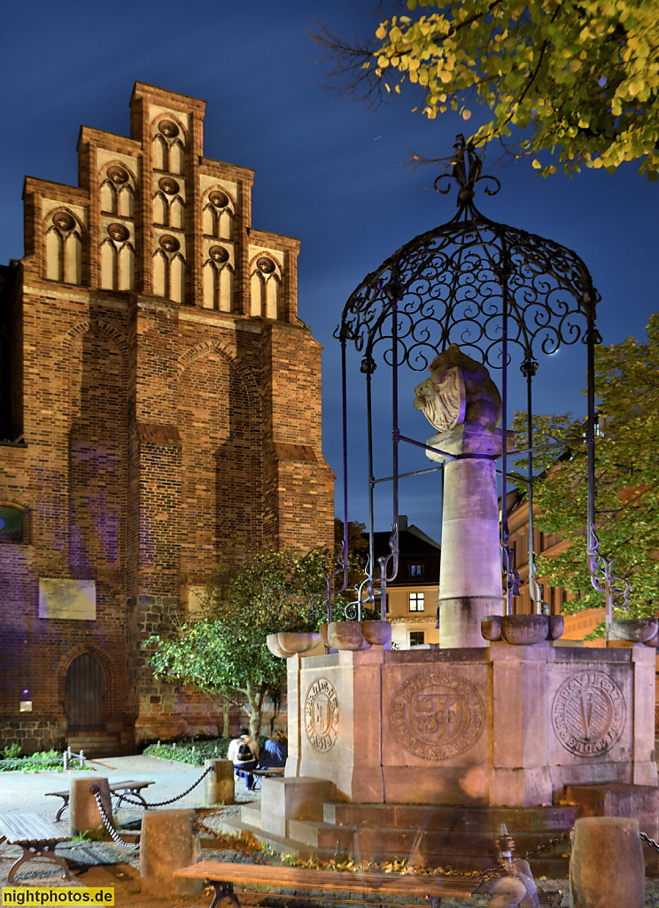 Berlin Mitte. Wappenbrunnen. Zierbrunnen aus Sandstein mit schmiedeeisernem Baldachin. Erbaut 1987 von Bildhauer Gerhard Thieme und Kunstschmied Hans-Joachim Kunsch. Vor der Nikolaikirche