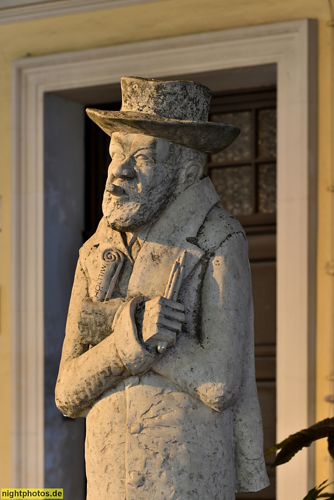 Berlin Mitte. Heinrich Zille Figur von Thorsten Stegmann erschaffen und gestiftet 2008 anlässlich Zilles 150. Geburtstags aus Sandstein. Poststrasse 25