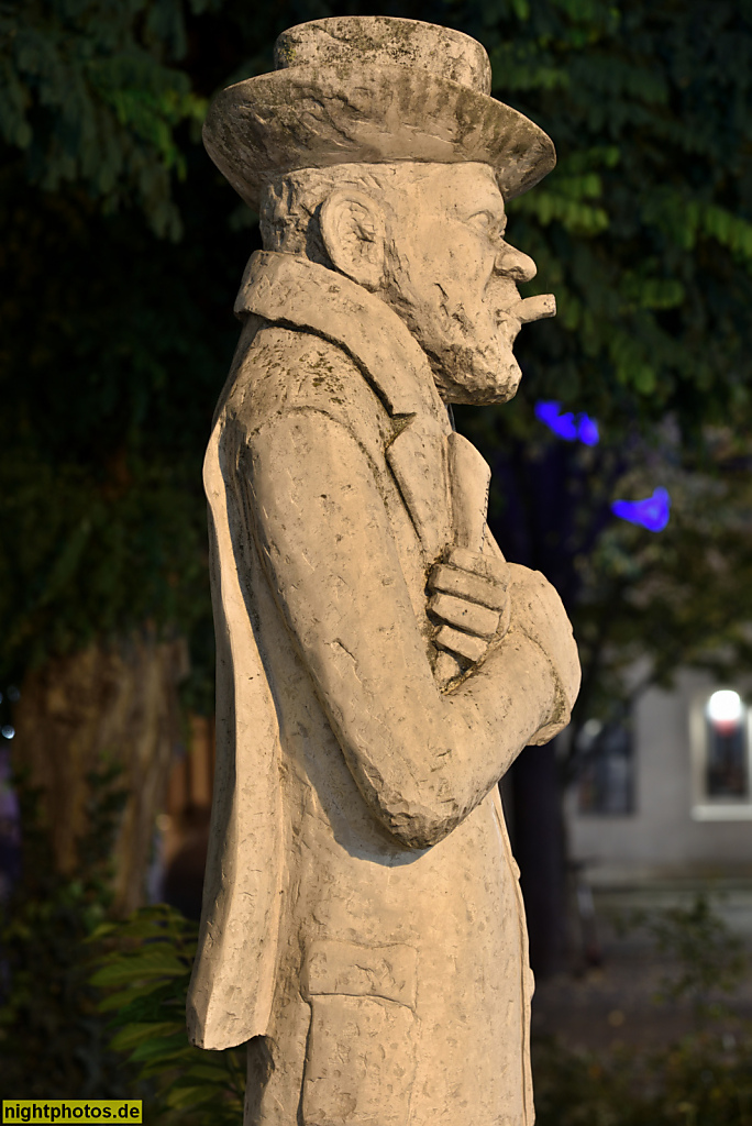 Berlin Mitte. Heinrich Zille Figur von Thorsten Stegmann erschaffen und gestiftet 2008 anlässlich Zilles 150. Geburtstags aus Sandstein. Poststrasse 25