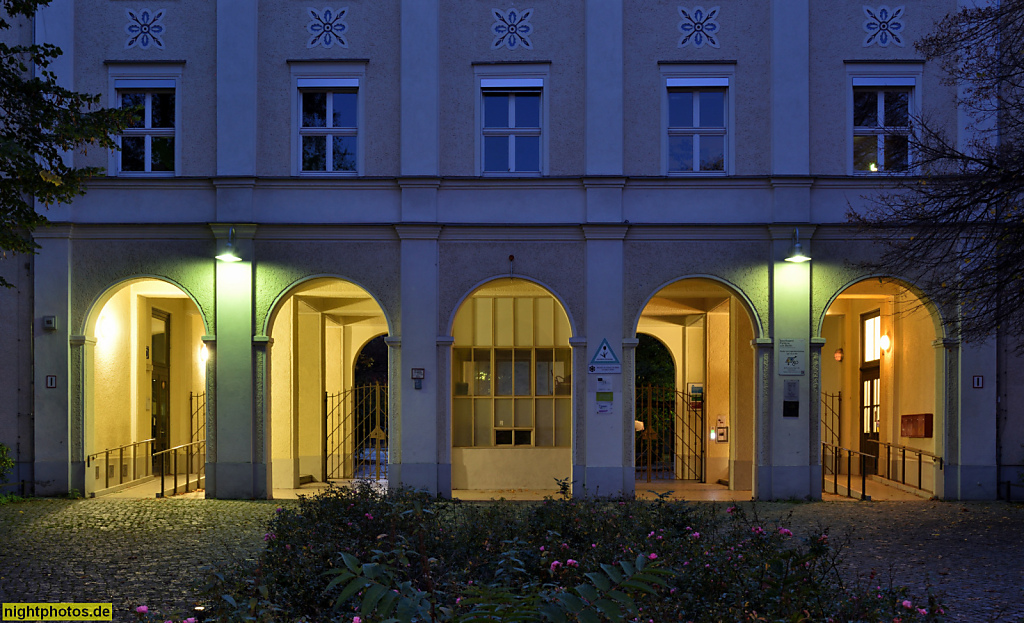 Berlin Prenzlauer Berg. Schule am Senefelder Platz. Grundschule. Hauptportal mit Bogengalerie. Schönhauser Allee 165