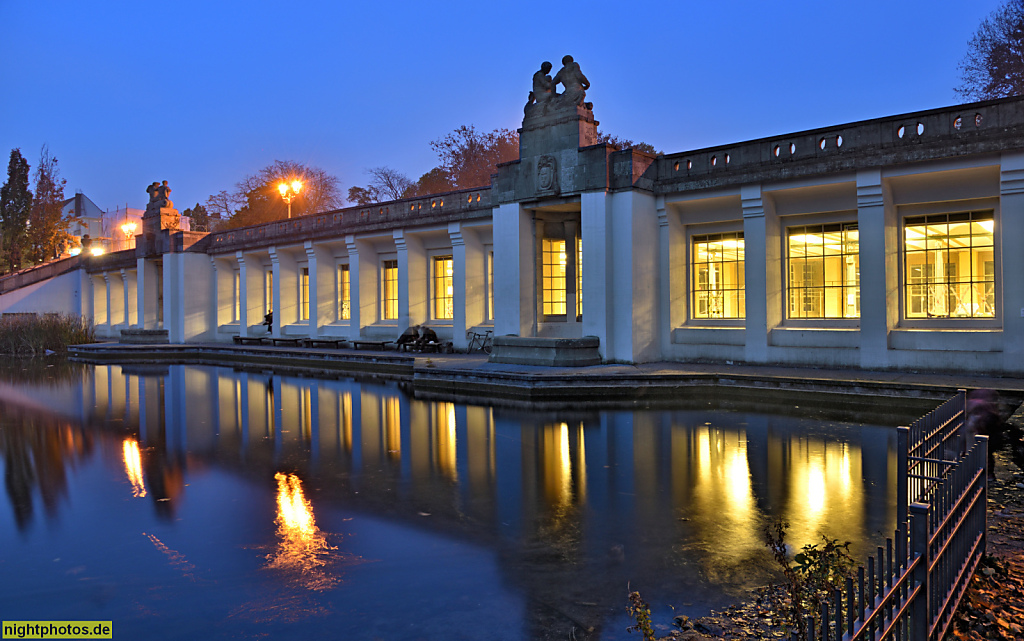 Berlin Schöneberg. U-Bahnhof Rathaus Schöneberg 1909-1910 von Johann Emil Schaudt im Rudolph-Wilde-Park nach Gestaltungsvorgaben von Stadtbaurat Friedrich Gerlach. Wiederaufbau 1950-1951. Restaurierung 1998-2001. Skulpturengruppen von Bildhauer Richard Gu