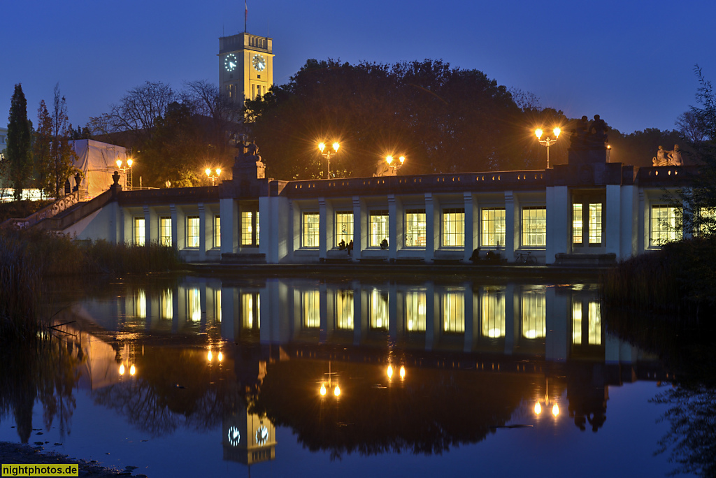 Berlin Schöneberg. U-Bahnhof Rathaus Schöneberg 1909-1910 von Johann Emil Schaudt im Rudolph-Wilde-Park nach Gestaltungsvorgaben von Stadtbaurat Friedrich Gerlach. Wiederaufbau 1950-1951. Restaurierung 1998-2001. Skulpturengruppen von Bildhauer Richard Gu