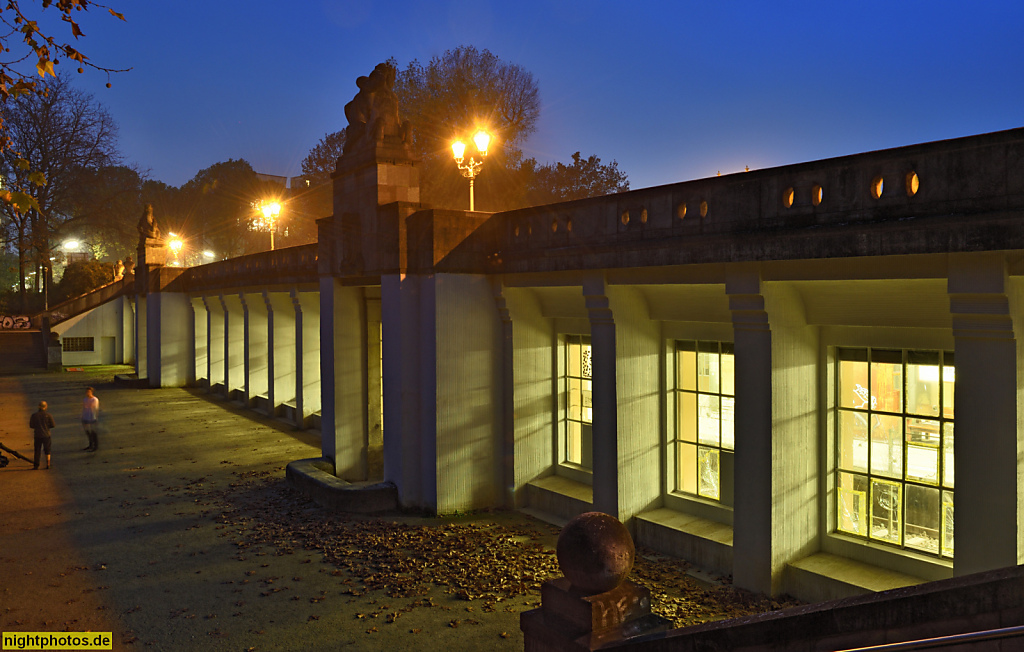 Berlin Schöneberg. U-Bahnhof Rathaus Schöneberg 1909-1910 von Johann Emil Schaudt im Rudolph-Wilde-Park nach Gestaltungsvorgaben von Stadtbaurat Friedrich Gerlach. Wiederaufbau 1950-1951. Restaurierung 1998-2001. Skulpturengruppen von Bildhauer Richard Gu