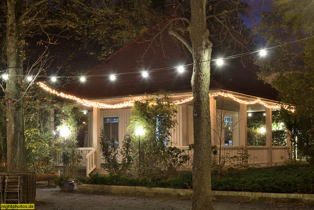 Berlin Schöneberg. Biergarten 'Platzhirsch' seit 2001 im Rudolph-Wilde-Park. Ausschank aus ehemaligen Milchhäuschen. Erbaut 1913 zerstört in WK2. Rekonstruiert 2000