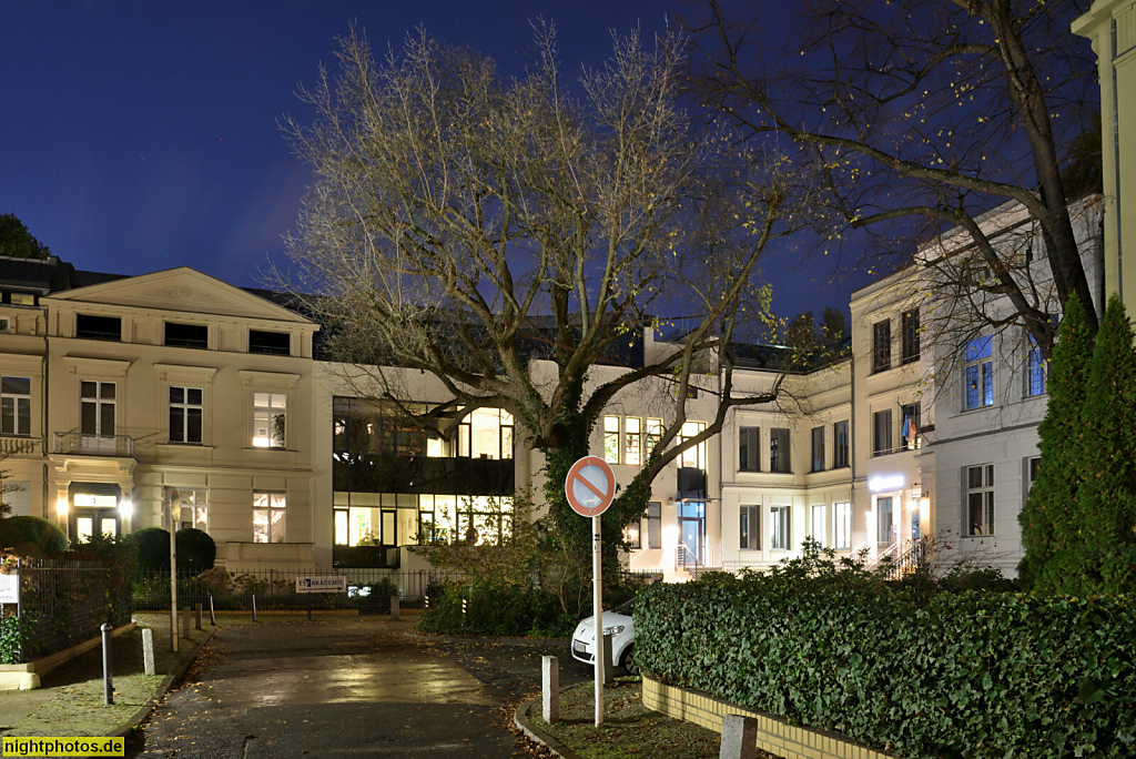 Berlin Tiergarten. Wohnhausgruppe Begaswinkel. Erstbau 1872-1873 von Ernst Klingenberg. Saniert 1986-2004. Neubau Nr. 30 C 2013-2017 von BASD Architekten. Genthiner Strasse 30 C-F