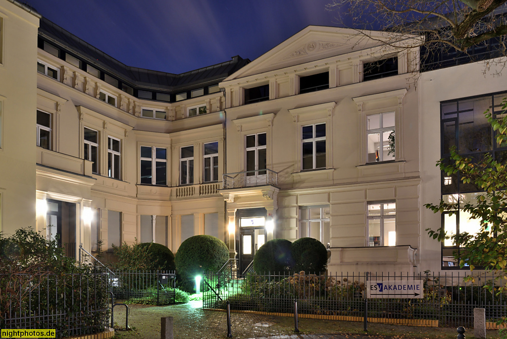 Berlin Tiergarten. Begaswinkel. Erstbau 1872-1873 von Ernst Klingenberg. Spätklassizistisch. Saniert 1986-2004 von BASD Architekten. Genthiner Str. 30 F-G