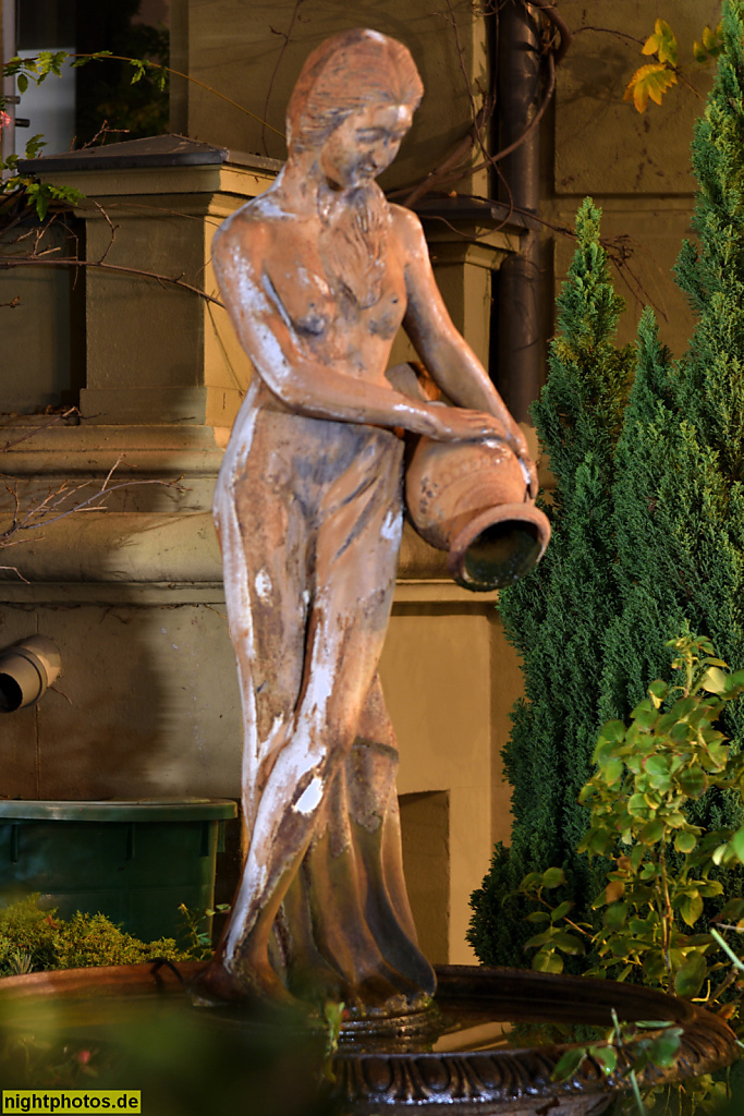 Berlin Tiergarten. Hotel Begaswinkel. Brunnenfigur im Garten. Erstbau 1872-1873 von Ernst Klingenberg. Saniert 1986-2004 von BASD Architekten. Genthiner Str. 30 A