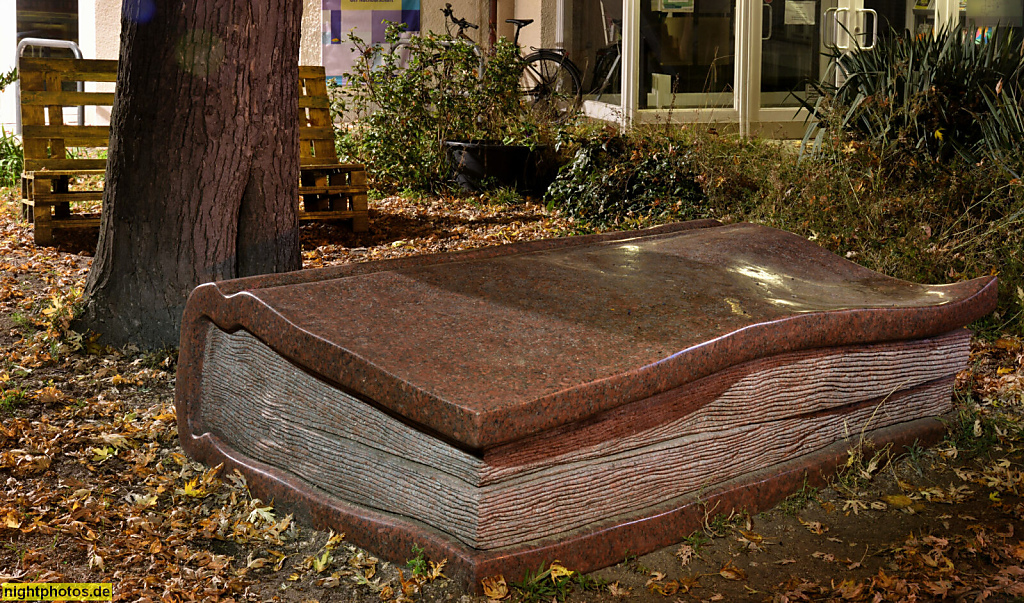 Berlin Tiergarten. Skulptur Bücherbank aus dem Boulevard der Bänke. Erschaffen 2002-2009 von Uğur Özbay aus Granit. Vor der Bibliothek Tiergarten Süd. Lützowstrasse 28