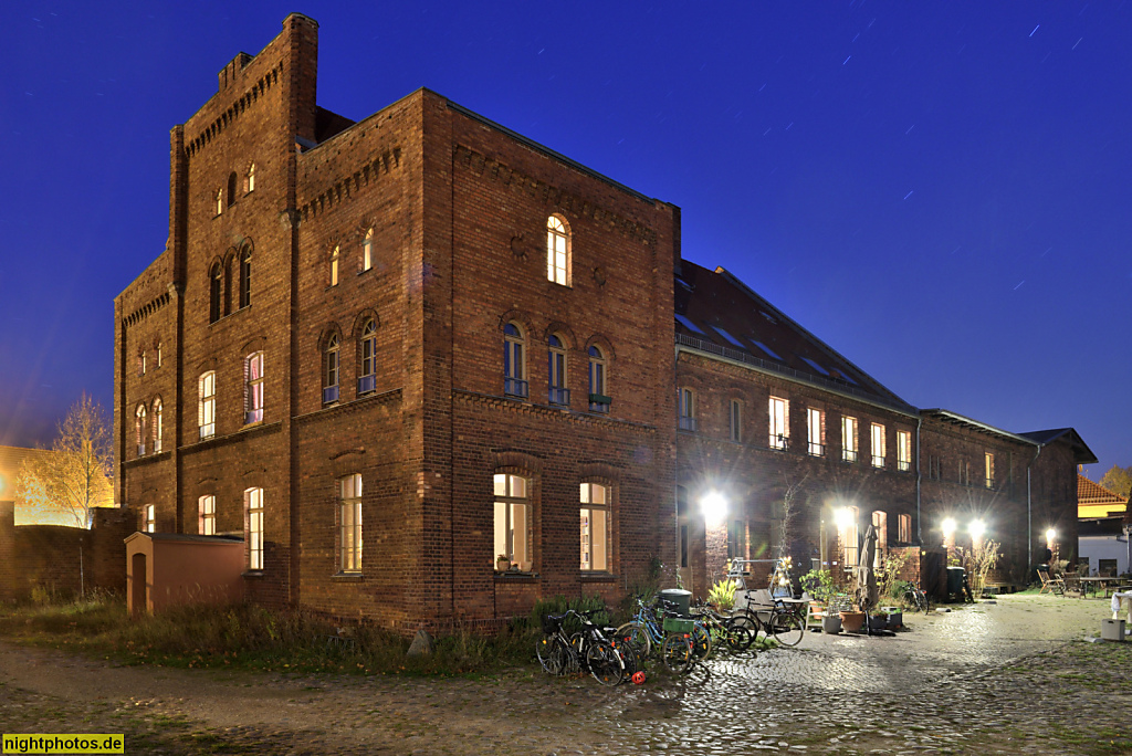 Berlin Blankenfelde. Stadtgut. Gutshaus erbaut um 1850. Saniert 2011-2012 von Mietergenossenschaft SelbstBau e.G. Hauptstrasse 28. Ziegelfassade