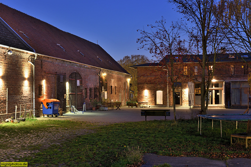Berlin Blankenfelde. Stadtgut. Langscheune und Steinscheune erbaut um 1880. Saniert 2011-2012 von Mietergenossenschaft SelbstBau e.G. Hauptstrasse 30. Ziegelfassade