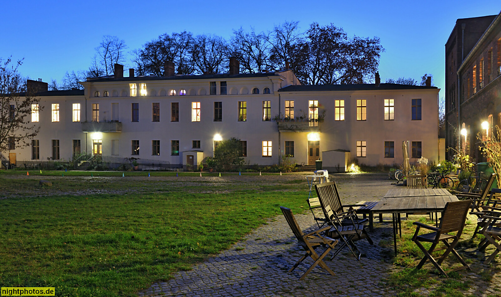 Berlin Blankenfelde. Stadtgut. Kurhaus erbaut um 1850 als Herrenhaus. Saniert 2011-2012 von Mietergenossenschaft SelbstBau e.G. Hauptstrasse 24 Putzbau