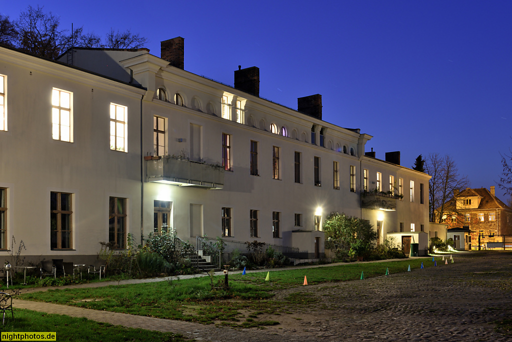 Berlin Blankenfelde. Stadtgut. Kurhaus erbaut um 1850 als Herrenhaus. Saniert 2011-2012 von Mietergenossenschaft SelbstBau e.G. Hauptstrasse 24 Putzbau