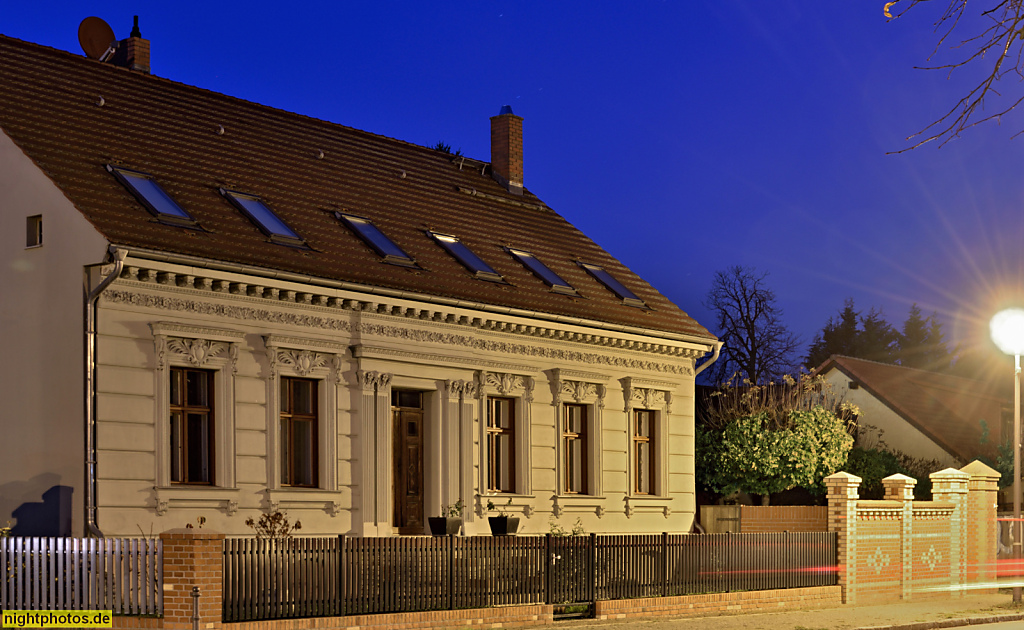 Berlin Blankenfelde. Wohnhaus erbaut um 1885 von Maurermeister Neuendorf für Landwirt Wilhelm Blanke. Klassizistisch. Hauptstrasse 29