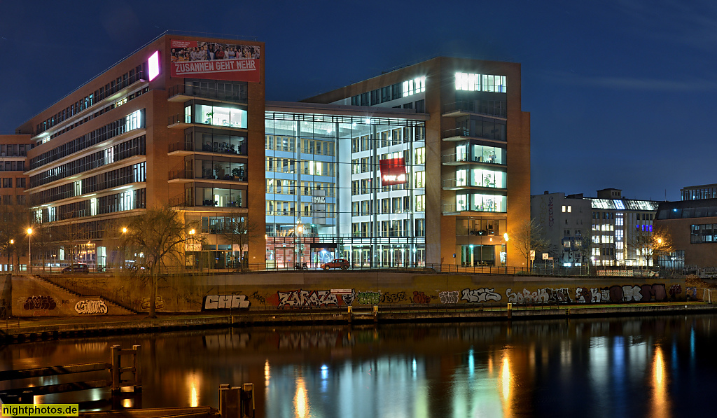 Berlin Mitte. Spreeport mit Verdi Bundeszentrale erbaut 2002-2004 von Architekten Kny und Weber unter Projektleitung von Intertec. Paula-Thiede-Ufer 10. Rechts Alte Eisfabrik