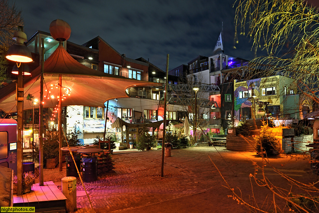Berlin Friedrichshain. Mörchenpark am Kulturquartier Holzmarkt 25. Marktplatz