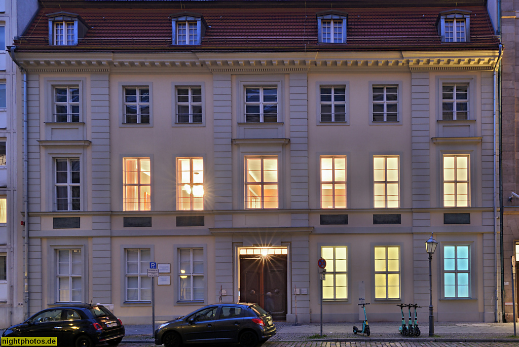 Berlin Mitte. Nicolai-Haus. Spätbarock-klassizistisch. Erbaut 1674. Umbau zu Adelshaus 1710-1711. Verleger Friedrich Nicolai ab 1787. Gustav Parthey ab  1811. Wiederaufbau 1952-1954. Restauriert 1974-1984. Deutsche Stiftung Denkmalschutz ab 2011. Brüderst