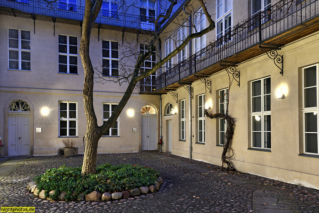 Berlin Mitte. Nicolai-Haus. Gartenhof. Spätbarock-klassizistisch. Erbaut 1674. Umbau zu Adelshaus 1710-1711. Verleger Friedrich Nicolai ab 1787. Gustav Parthey ab  1811. Wiederaufbau 1952-1954. Restauriert 1974-1984. Deutsche Stiftung Denkmalschutz ab 201