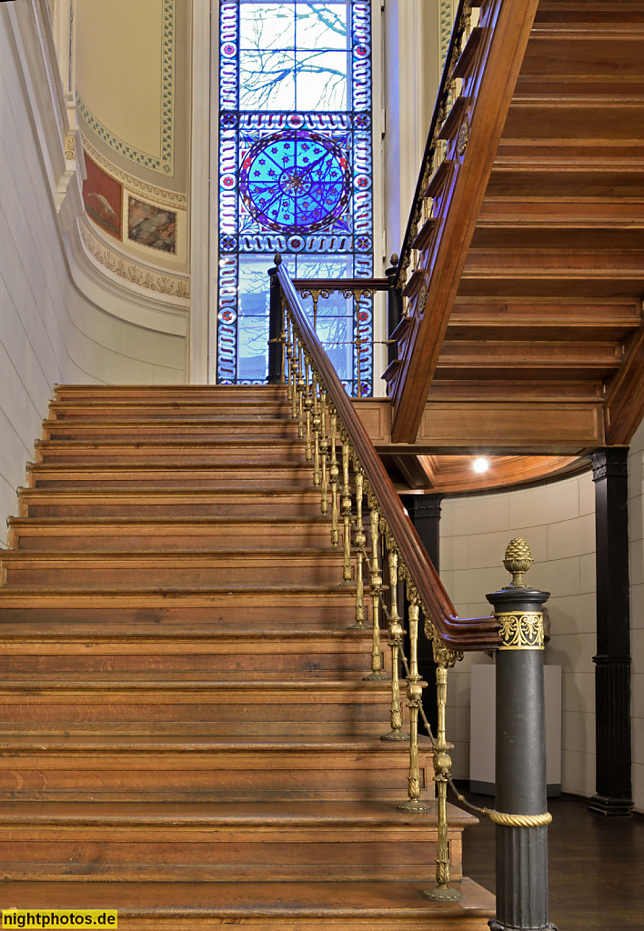 Berlin Mitte. Nicolai-Haus. Erbaut 1674. Umbau zu Adelshaus 1710-1711. Klassizistisches Treppenhaus. Barocke Treppe mit Bronzeguss und Holz-Handlauf. Glasfenster mit Farbornamenten. Brüderstrasse 13