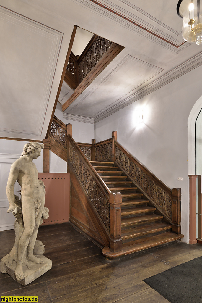 Berlin Mitte. Nicolai-Haus. Erbaut 1674. Umbau zu Adelshaus 1710-1711. Klassizistisches Treppenhaus. Flora Statue von Johann Peter Benckert erschaffen 1750. Barockes Treppengeländer geschnitzt