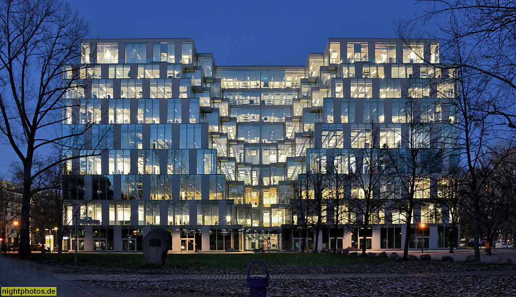 Berlin Friedrichshain. UP Berlin am Ostbahnhof. Hauptmieter Zalando. Erbaut 1979 als Centrum Warenhaus. Ab 1990 Galeria Kaufhof. Umbau 2017-2021 von Jasper Architects und Gewers Pudewill. Koppenstrasse 8