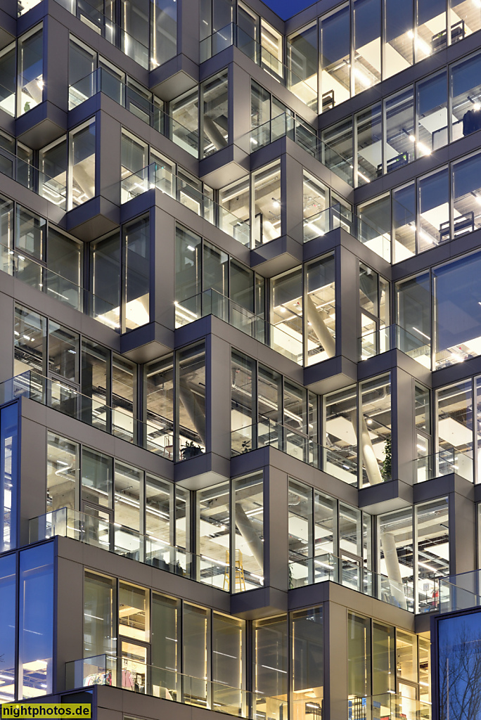 Berlin Friedrichshain. UP Berlin am Ostbahnhof. Hauptmieter Zalando. Erbaut 1979 als Centrum Warenhaus. Ab 1990 Galeria Kaufhof. Umbau 2017-2021 von Jasper Architects und Gewers Pudewill. Koppenstrasse 8