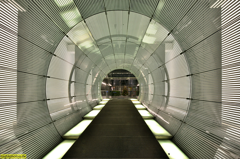 Berlin Friedrichshain. Energieforum. Zugangstunnel zum neuer Anbau. Erbaut 2000-2002 von Architekten Bothe Richter Teherani BRT Stralauer Platz 34