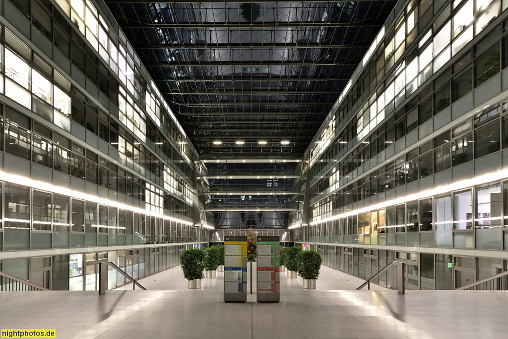 Berlin Friedrichshain. Energieforum. Atrium mit Forum Ost und Forum West. Erbaut 2000-2002 von Architekten Bothe Richter Teherani BRT Stralauer Platz 34