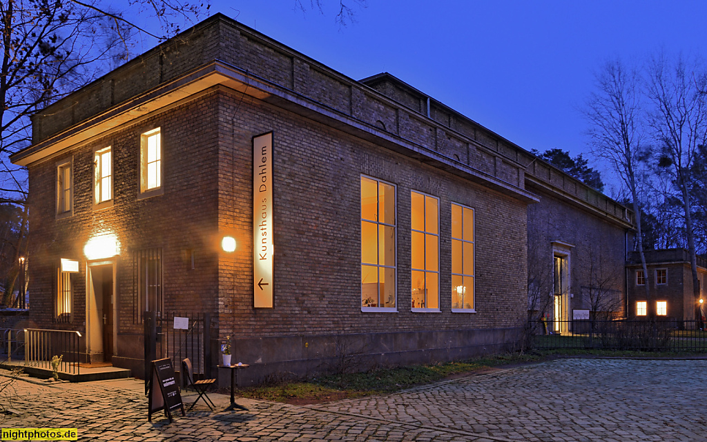 Berlin. Kunsthaus Dahlem. Erbaut 1939-1942 von Hans Freese als Staatsatelier für Arno Breker (bis 1943). Neoklassizismus. Bernhard Heiliger 1949-1995. Saniert 2015 von Kahlfeldt Architekten. Käuzchensteig 8