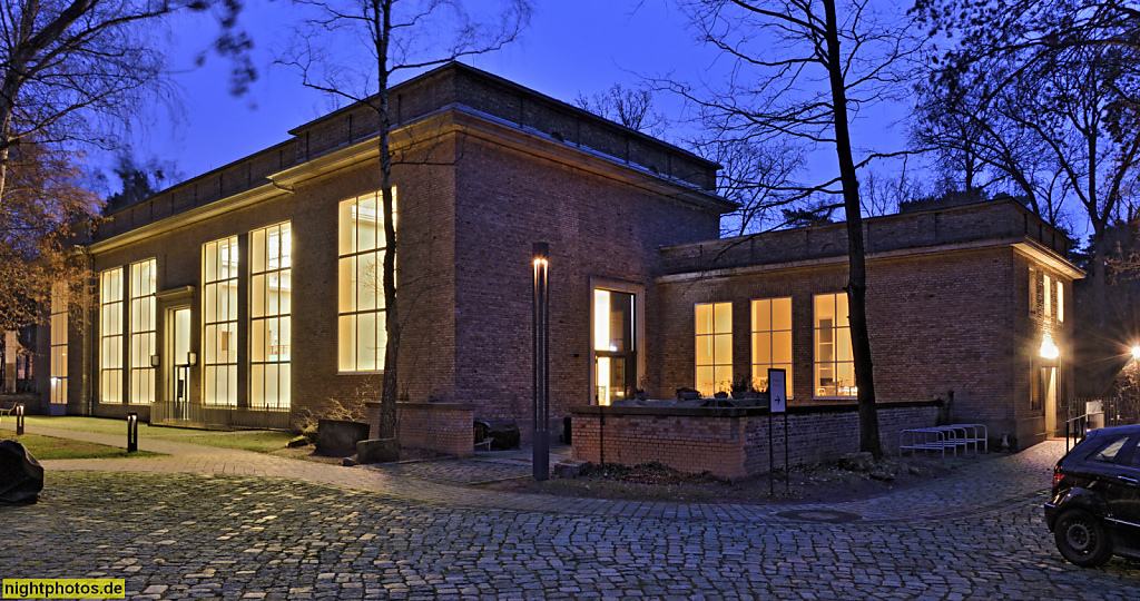 Berlin. Kunsthaus Dahlem. Erbaut 1939-1942 von Hans Freese als Staatsatelier für Arno Breker (bis 1943). Neoklassizismus. Bernhard Heiliger 1949-1995. Saniert 2015 von Kahlfeldt Architekten. Käuzchensteig 8