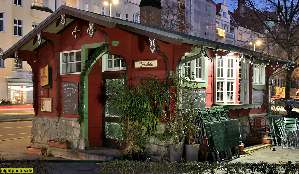 Berlin Charlottenburg. Creperie Creplala. Kiosk auf dem Amtsgerichtsplatz. Erbaut um 1905 von Rudolf Walter und Walther Spickendorff als Toilettenhaus