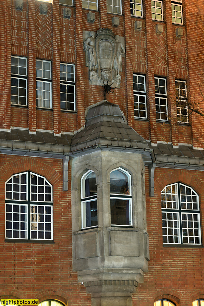 Berlin Charlottenburg. Paula-Fürst-Schule. Erbaut 1907-1909 von Walther Spickendorff und Heinrich Seeling als Gemeindeschule. Wandrelief und Erker. Sybelstrasse 20-21