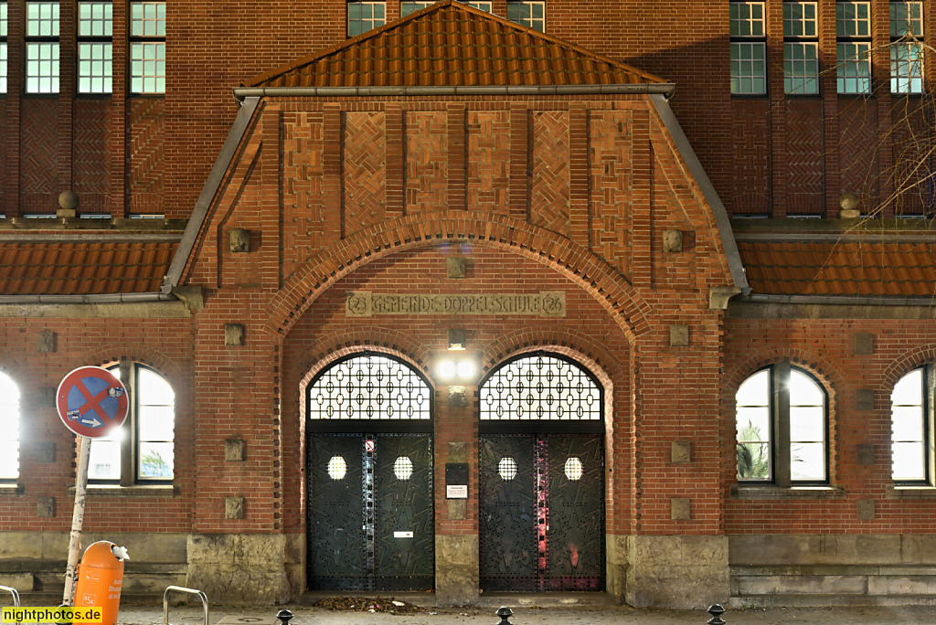 Berlin Charlottenburg. Paula-Fürst-Schule. Erbaut 1907-1909 von Walther Spickendorff und Heinrich Seeling als Gemeindeschule. Portal. Sybelstrasse 20-21