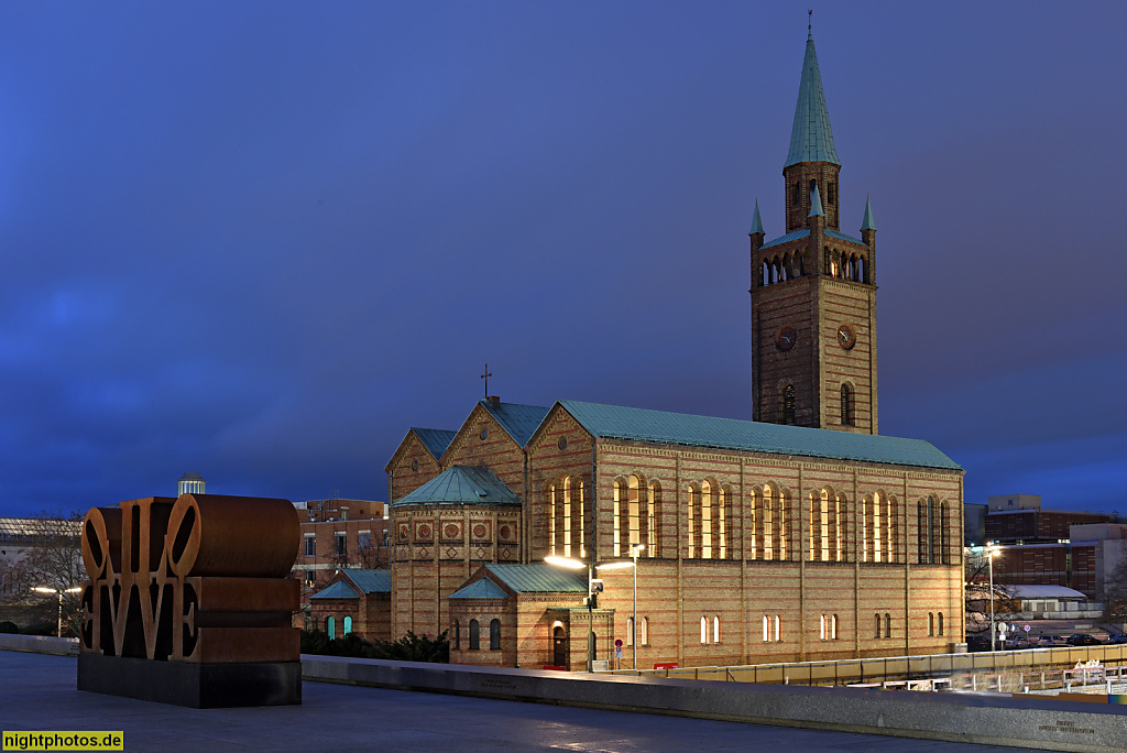 Berlin Tiergarten. Sankt-Matthäus-Kirche. Erbaut 1844-1845 von Friedrich August Stüler. Italienische Romanik. Wiederaufbau 1956-1960 von Jürgen Emmerich. Matthäikirchplatz 1