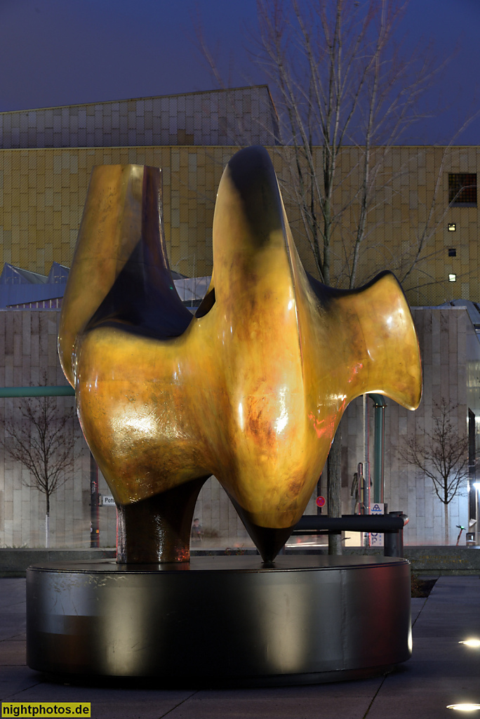 Berlin Tiergarten. Abstrakte Bronze Plastik 'Der Bogenschütze' erschaffen von Henry Moore 1964-1966. Augestellt 1968 vor der Nationalgalerie. Potsdamer Strasse 50. Giesserei Fa. H. Noack